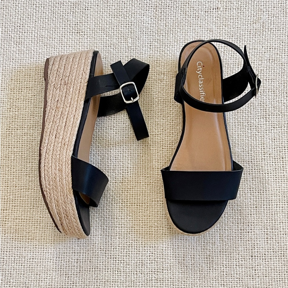 Women’s platform sandals. Size 7.5. Like new.